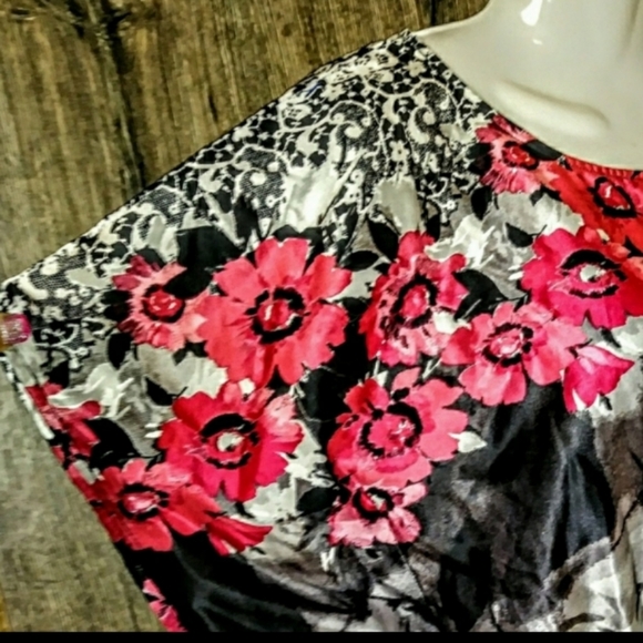 IZ Byer Top Size Medium Floral Batwing Smocked - Picture 6 of 12